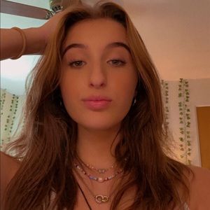 Meet your Posher, Olivia